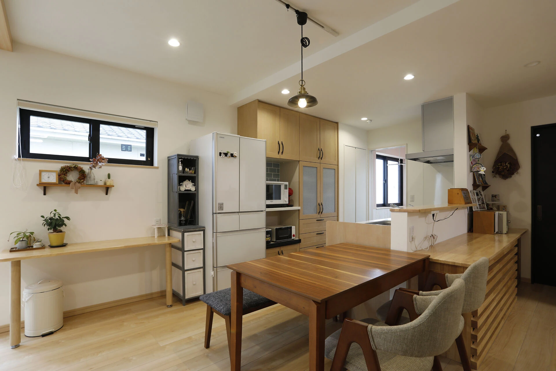 キッチンダイニング一体型の間取り実例｜横並び型？対面型？家事動線に