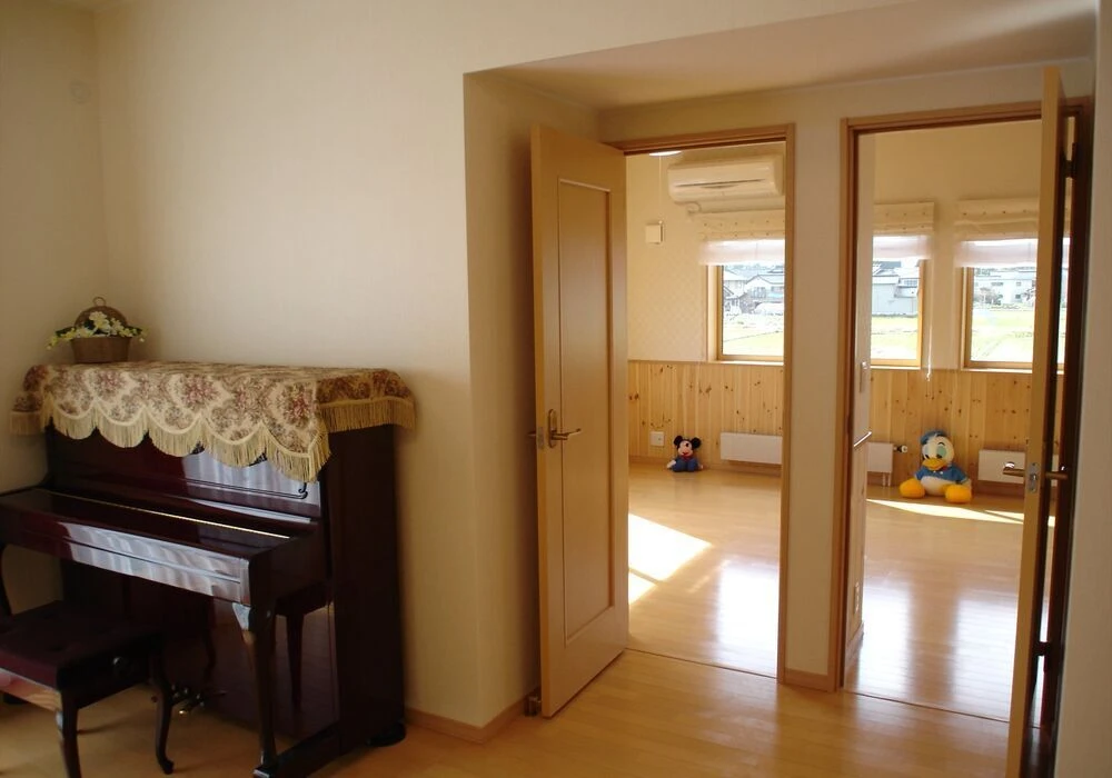 家族集まるリビングの家