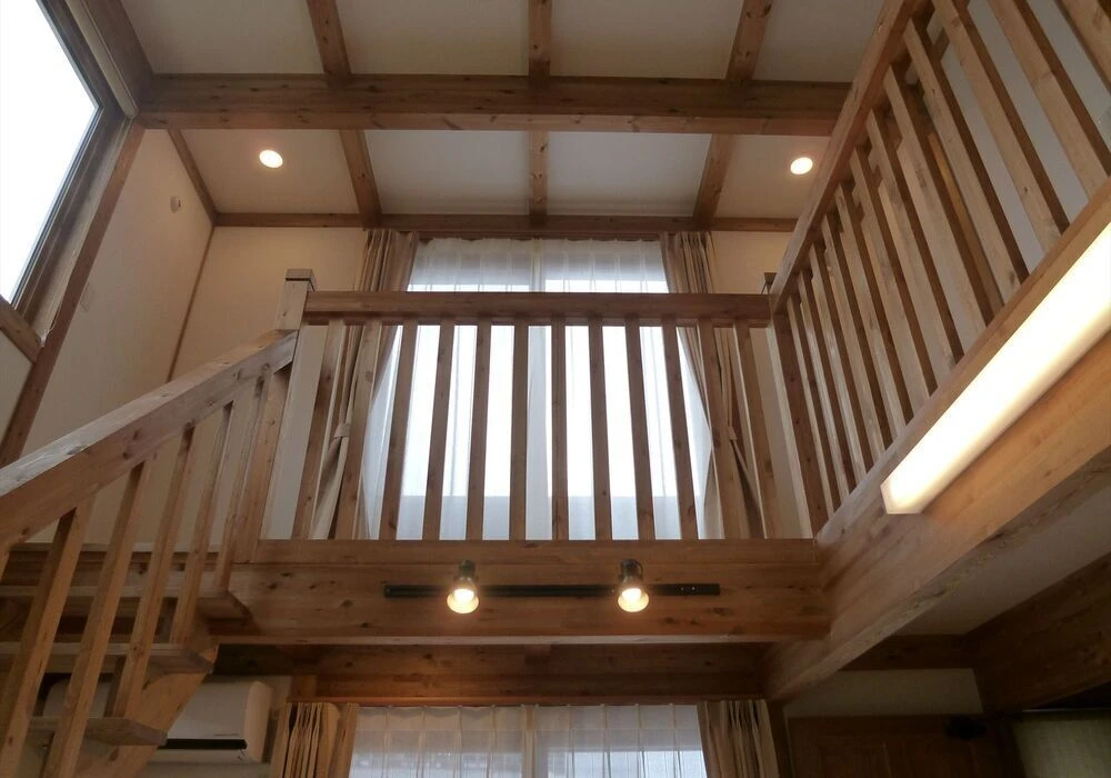 木の匂いを感じる吹き抜けの家